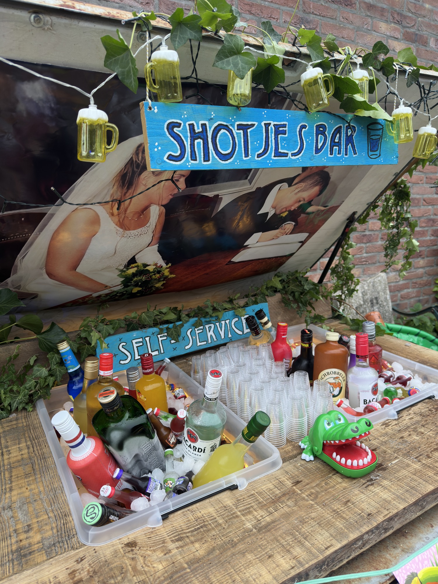 De SMX Rental Shotjesbar van dichtbij — flessen in ijs, shotglaasjes en het krokodillenspel
