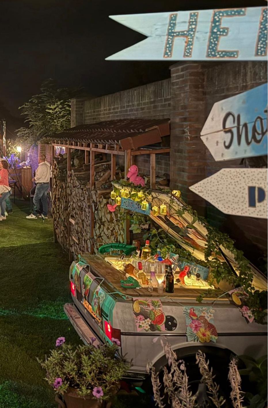 De SMX Rental Shotjesbar in de avond, met verlichte drankbakken — het schatkist-effect