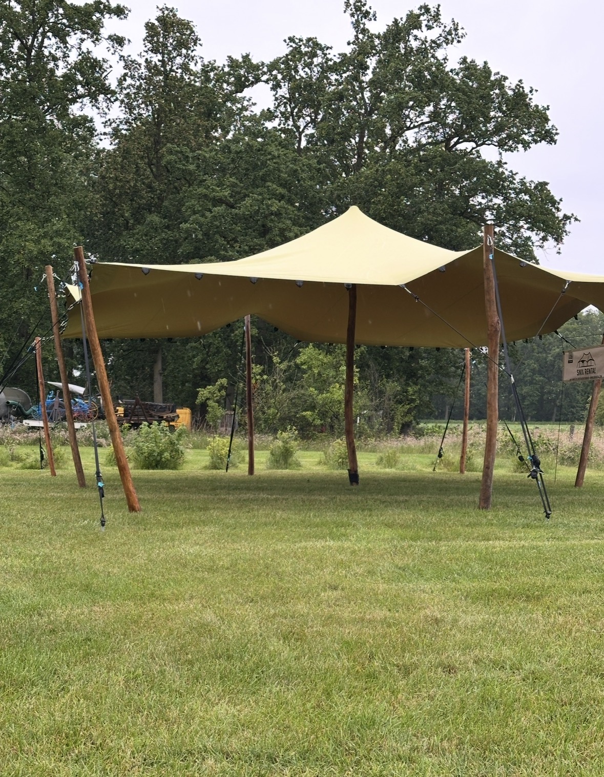 Stretchtent van SMX Rental opgesteld op een grasveld