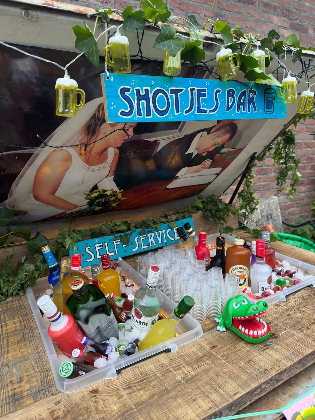De SMX Rental Shotjesbar van dichtbij — flessen in ijs, shotglaasjes en het krokodillenspel